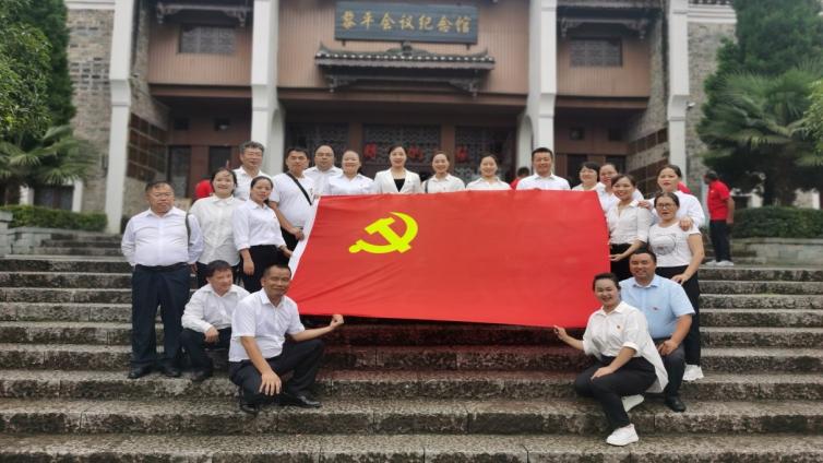 不忘来时路 永远跟党走
