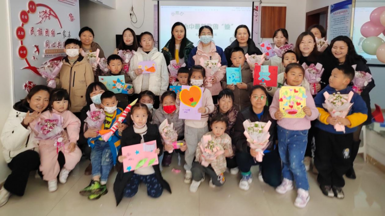 【社区教育示范基地—金华园街道】金华园街道珑玥社区开展庆祝国际劳动妇女节“小桔灯”亲子活动
